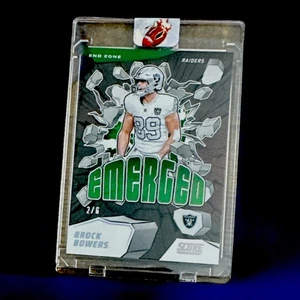 BROCK BOWERS - 2025 PANINI SCORE - GREEN - EMERG END ZONE #4 - /6 SSP!! - Bild 1 von 3