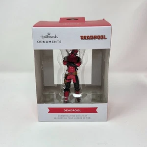 Hallmark Keepsake Ornament Deadpool Brazos Cruzados 2024 Marvel MCU Superhéroe Navidad - Imagen 1 de 4