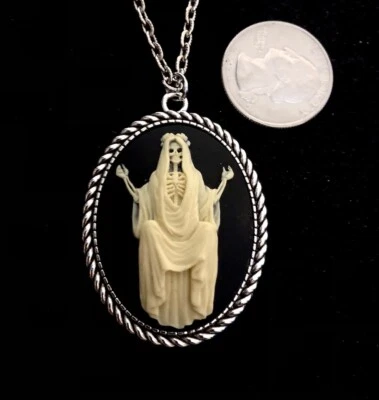 Santa Muerte 浮雕项链复古吊坠,象牙色黑色,古董银色 pltd — 第 1/3 张图片