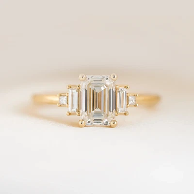 Bague en or jaune 14 carats et diamants taille émeraude certifiée IGI en or j... - Photo 1/4