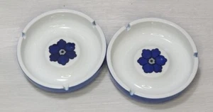 Vintage Pair of 1970’s Hippie Blue Floral Ceramic Circular Smoking Ashtrays. - Imagen 1 de 4