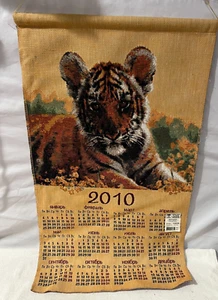 Wandteppich Wandkalender Schriftrolle 2010 Jahr des Tigers Sternzeichen Horoskop Neu - Bild 1 von 4