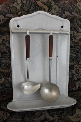 Ancien porte ustensiles en tôle émaillée + 2 louches - Photo 1/4