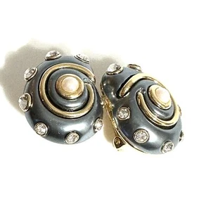 KENNETH JAY LANE, GRAY RESIN SNAIL CLIP EARRING, PEARL CENTER AND CRYSTALS AC... - Picture 1 of 8