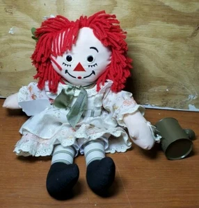 Raggedy Ann Seeds Hasbro Gardener  Doll Tags still on it  Watering can sun hat - Foto 1 di 10