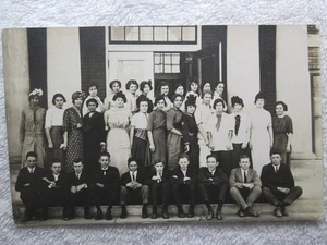 Antike High School Klasse Echt Foto Postkarte 20er Jahre, Rückseite gemarkt Nebraska? - Bild 1 von 3