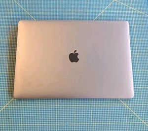 MacBook Pro Laptop- Ersatzteildefekt - Defekt für Bastler - Funktion ungeprüft - Afbeelding 1 van 15