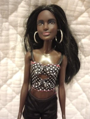 Кукла Barbie Fashionista черная афроамериканская кукла красивая поставляется с нарядом - Изображение 1 из 4