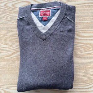 Tommy Hilfiger Small Jumper Mens Grey 19" Pit-to-Pit Designer V Neck Style Logo - Picture 1 of 11