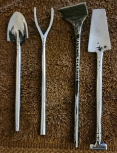 Miniatur Farm Implements 4 Vintage Zinn 6" Werkzeuge KANADA 🙂 🙂 Unbenutzt  - Bild 1 von 5