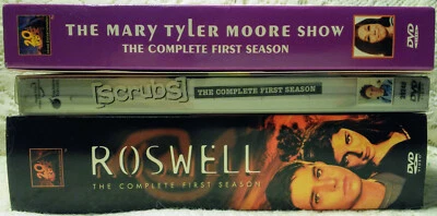 DVD lot TV shows Roswell Scrubs Mary Tyler Moore Show Complete First Season each Foto 1 de 4