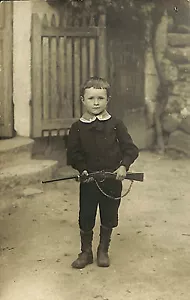 60 BOREST CARTE-PHOTO JEUNE HOMME AVEC CARABINE FUSIL RIFLE - Bild 1 von 2