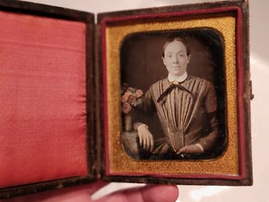 Wonderful sixth plate daguerreotype of smirking woman with tinted flowers early - Picture 1 of 4