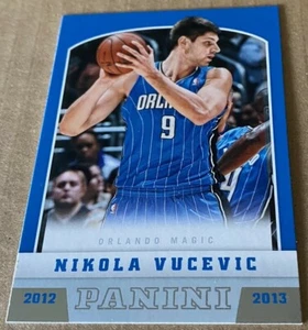Tarjeta de novato NIKOLA VUCEVIC 2012-13 PANINI #258 casi nueva-como nueva - Imagen 1 de 2