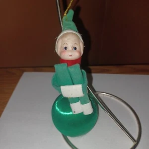 Bola hilada satinada adorno de elfo abrazador de rodilla vintage - Imagen 1 de 7