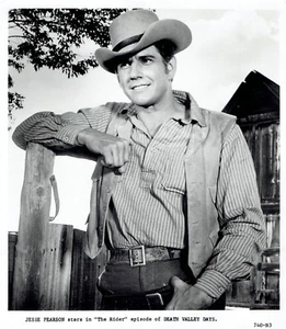 1967 Foto original actor Jesse Pearson posando en el set "Death Valley Days" programa de televisión - Imagen 1 de 2