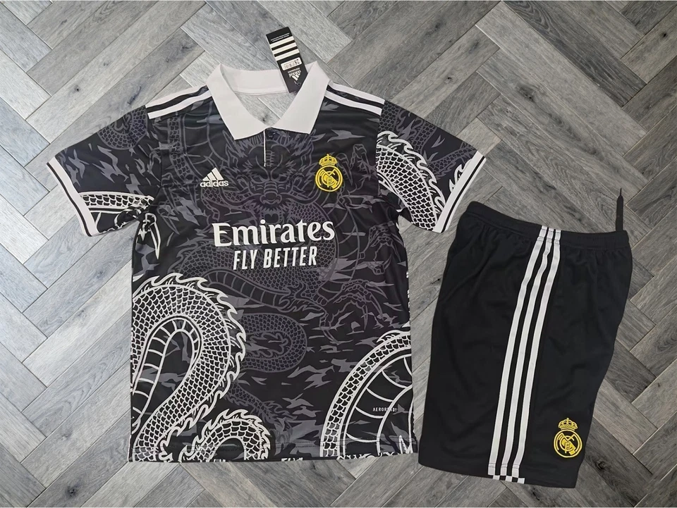 Kit Fútbol Infantil Real Madrid Edición Dragón Negro Foto 1 de 4