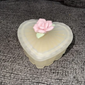 Milchglas Herz Schmuckkästchen rosa Rose auf Deckel Vintage Schmuckkästchen/ Kerze - Bild 1 von 4