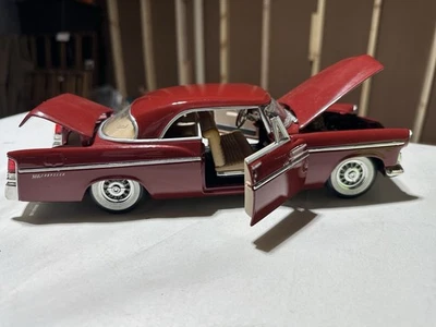Chrysler 300B 1956 de Maisto escala 1:18 diecast granate Foto 1 de 4