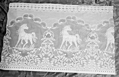 2 piezas blanco matl.encaje cada 25"w x 41"l diseño caballo cen. con borde a ambos lados Foto 1 de 4