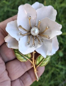 VTG Crown Trifari Brooch White Rose Flower Enamel Long Stem Gold Tone Rhinestone - Picture 1 of 9