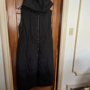 Schwarze Midi lange gefütterte Weste mit Kapuze Taschen und 2 Wege Reißverschluss kaum getragen XL 18-20 - Bild 1 von 6