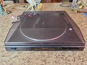 TEAC P-A688 Full Automatic Belt Drive Turntable with Built-In Amplifier Tested - Imagen 1 de 9