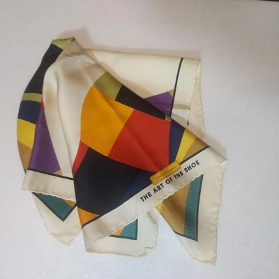 Mini Bufanda de Seda Ferragamo Geométrica Multicolor 42cm “El Arte del Zapato” Foto 1 de 4