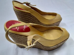 Alpargatas Louboutin Dorado Amarillo Satinado Forma Placa Talla UE 38 - Imagen 1 de 11