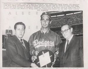 1966 Sandy Koufax Wins Babe Ruth Award Los Angeles Dodgers Original Press Photo - Picture 1 of 2