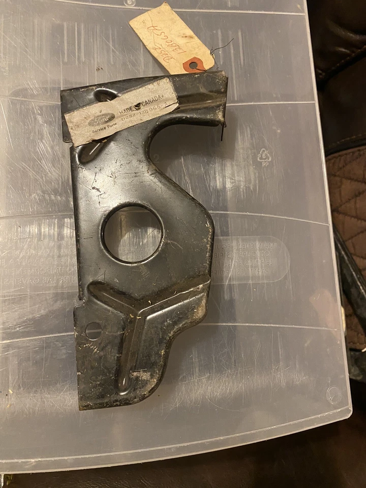 Panel de soporte de faros de pasajero Ford Thunderbird RF 1972 nuevo de lote D2SZ-13B065-A Foto 1 de 3