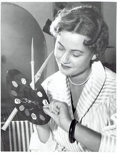 1955 Vintage Photo sexy fashion model poses with clock at Germany Autumn Fair - Bild 1 von 2