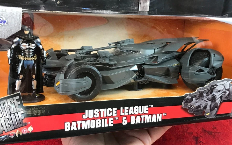 NEW IN BOX SEALED Diecast Jada DC Justice League BATMOBILE & BATMAN 1:24 #99232 - Image 1 of 4