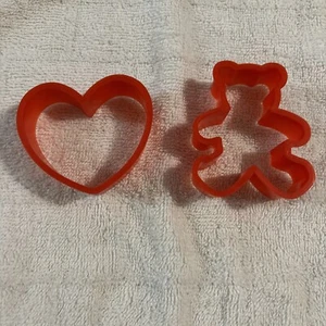 Juego de 2 cortadores de galletas de plástico rojo de oso de peluche y un corazón - Imagen 1 de 3