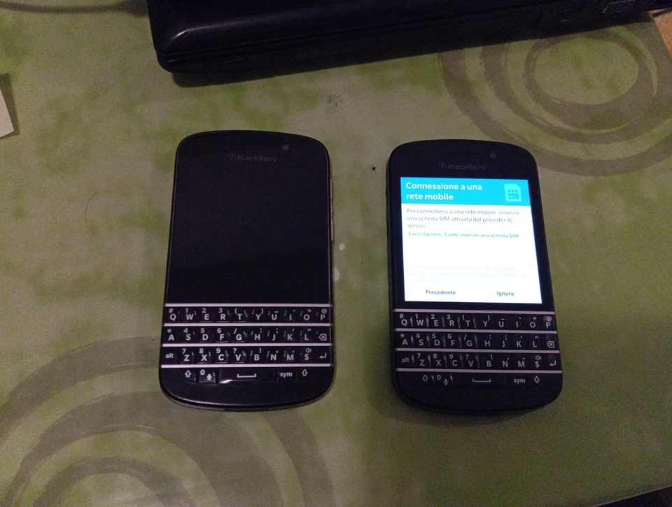 2x Blackberry Q10 Nero SQN100-3 Model: RFN81UW OS 10.3.3 UMTS LTE 16GB Leggi des - Immagine 1 di 4
