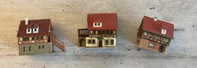 Lot de 3 maisons a poutres Vollmer d'occasion déja montées   Echelle Z ou 1/220 - Photo 1/4