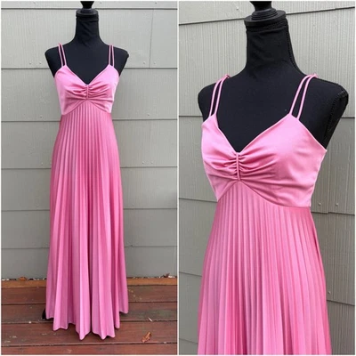 Maxi Vestido Plisado De Colección Años 70 Glamoroso Sexy Discoteca Tirantes Rosa Polvoriento Línea A Foto 1 de 4