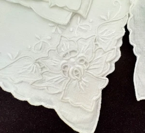 8 tovaglioli vintage in lino con ricamo a mano Madeira e bordi sagomati A613 - Foto 1 di 6