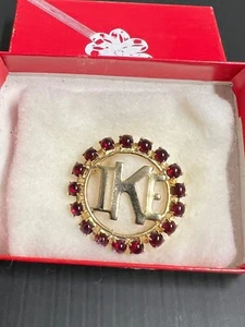 PIN EISENHOWER "IKE" RODEADO DE PIEDRAS ROJAS - Imagen 1 de 3