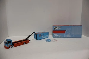 Camión de transporte MicroTurbo HINO 300 de plataforma plana con librea Gulf 1:64 - Imagen 1 de 3