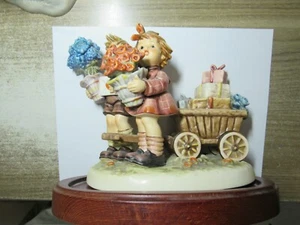 Figura antigua Goebel Hummel 751 Love's Bounty niño niña flores regalos 7 1/2 '93 - Imagen 1 de 4