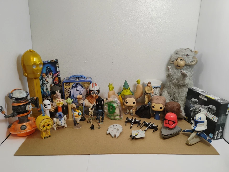 Star Wars Lote Mixto Figuras Juguetes Vehículos - Funko Pop, PEZ, Droides y Naves Foto 1 de 4