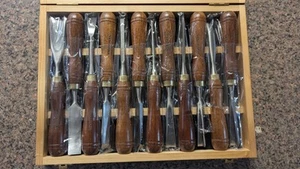 IMOTECHOM Set di scalpelli per legno 12 pezzi con manico in noce portaoggetti in legno - Foto 1 di 16