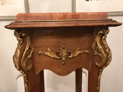 Высокая антикварная французская мраморная верхняя подставка для растений с ормолоу - Изображение 1 из 4