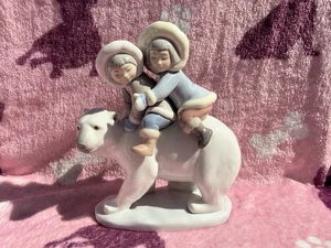 Figura Lladro Esquimal Riders 5353 Dos Niños Inuit en un Oso Polar - 7" de Alto - Imagen 1 de 9