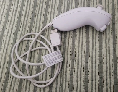 OEM White Nunchuck Controller NINTENDO WII  Genuine Official RVL-004 VERY NICE - Image 1 of 4