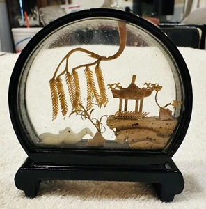 Diorama chino vintage tallado en corcho en estuche de plástico árboles pájaros pagoda decoración - Imagen 1 de 3