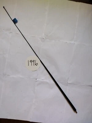 Antena Ford Mustang 1996 color negro con protector de antena OEM - usada Foto 1 de 3