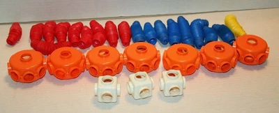 Lote de 29 piezas conectores bases tubos piezas juguete construcción TOMY POPOIDS vintage años 80 Foto 1 de 2