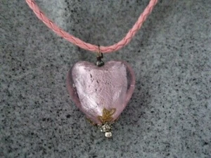 NUEVO COLGANTE DE CRISTAL CORAZÓN MURANO EN COLLAR DE CUERO TRENZADO ROSAS Y MORADOS - Imagen 1 de 6